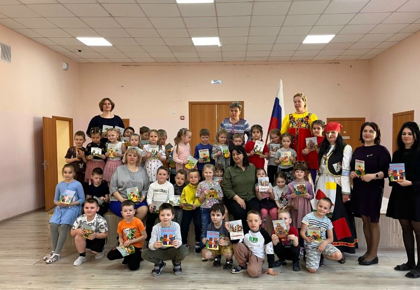 С книгой мир добрей и ярче